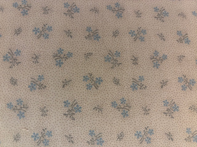 COUNTRY MEADOW BY PAM BUDA  fondo marron claro con lunares y flores azul