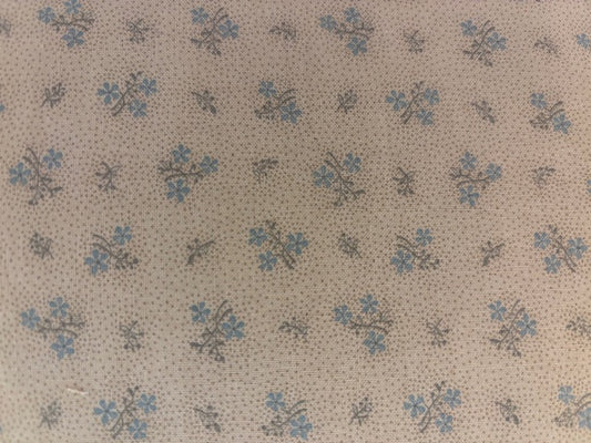 COUNTRY MEADOW BY PAM BUDA  fondo marron claro con lunares y flores azul