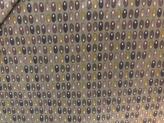 STOF QUILTERS  fondo marron oscuro dibujo circulos marrones