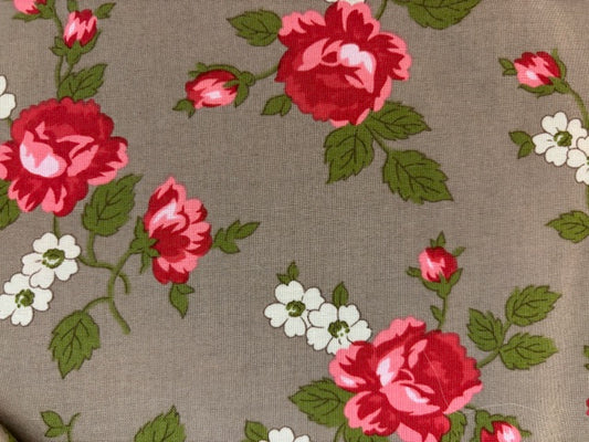 PIROUETTE BY VERNA MOSQUERA  fondo marron oscuro y rosas rojas