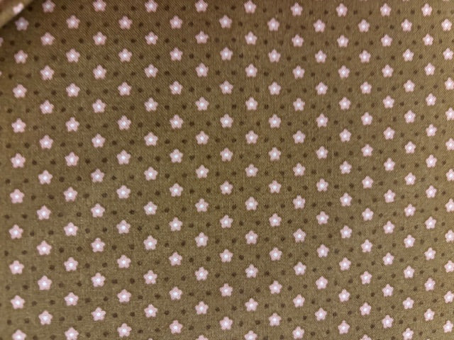 QUILTERS HISTORY  fondo marron oscuro con lunares y flores