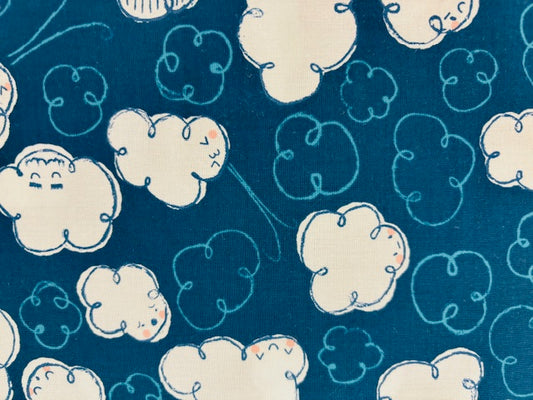 NUBES FONDO AZUL OSCURO, INFANTIL