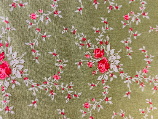 TILDA, MERRY LITTLE CHRISTMAS , FONDO VERDE CON ROSAS ROJAS