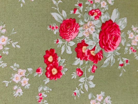 TILDA, MERRY LITTLE CHRISTMAS , FONDO VERDE FLORES ROJAS GRANDE