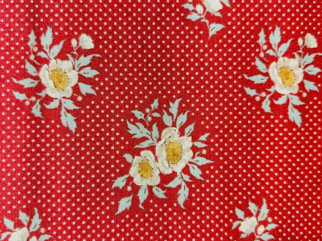 TILDA, MERRY LITTLE CHRISTMAS, FONDO ROJO CON LUNARES ROJAS Y FLORES
