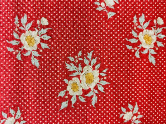 TILDA, MERRY LITTLE CHRISTMAS, FONDO ROJO CON LUNARES ROJAS Y FLORES