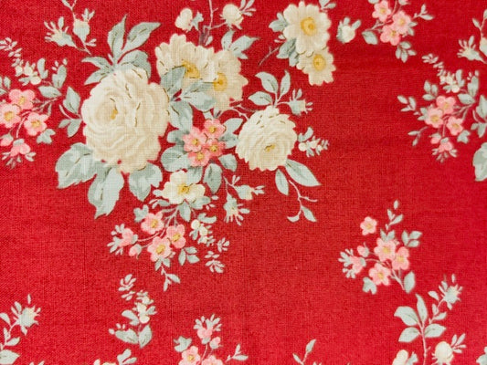 TILDA, MERRY LITTLE CHRISTMAS, FONDO ROJO CON FLORES