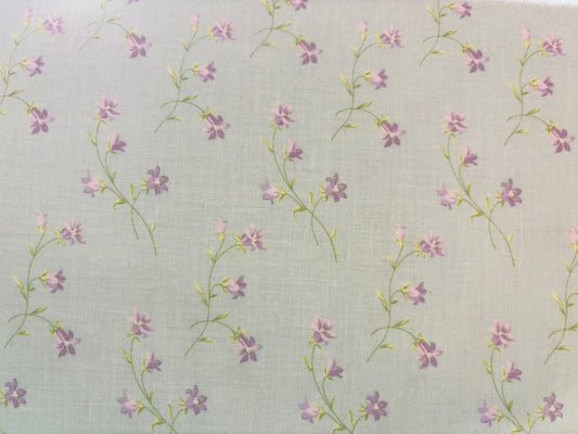 ROSLYN BY WHISTLER STUDIOS fondo azul bebe con flores lila