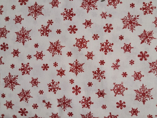 LAURIE COOK FOR QUILTING TREASURES   fondo blanco copos de nieve rojos